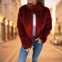 Damesjas van imitatiebont met hoge kraag en rits, kleur rood