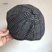 Flat cap van wolmix, 8-panel met knoopdetail, kleur blauw/zwart ruit