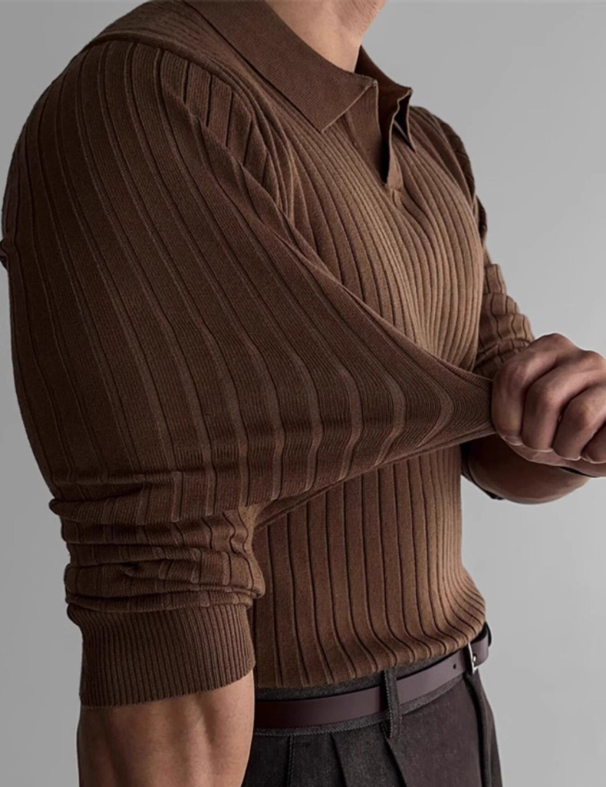 Geribde gebreide polotrui heren met open kraag, kleur bruin