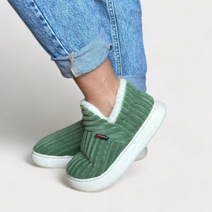 Hoge pantoffels van ribstof met omgeslagen fleeceboord, kleur groen