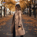 Lange damesmantel met knoopsluiting en opstaande kraag, kleur khaki