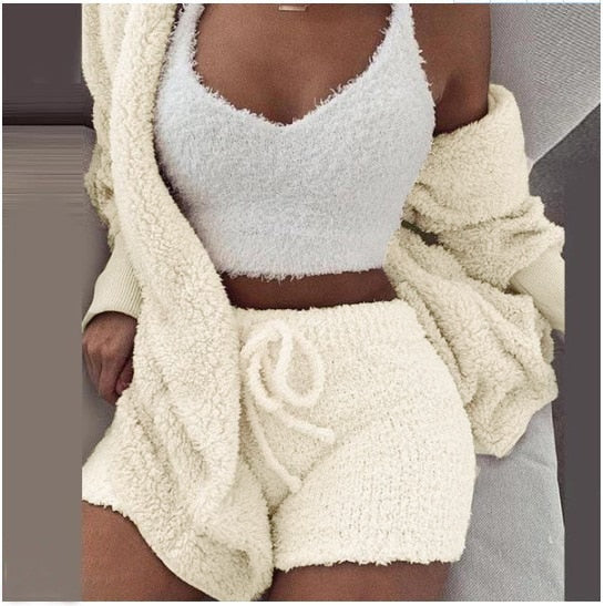 Driedelige loungeset van teddystof: top, short, vest, kleur beige