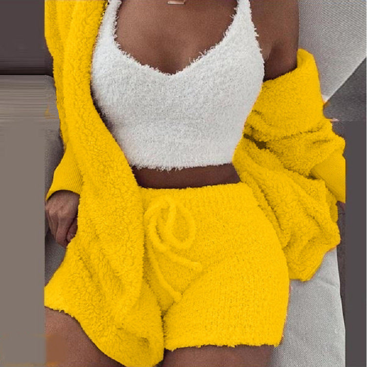 Driedelige loungeset van teddystof: top, short, vest, kleur geel