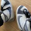 Pluche sneakerpantoffels met veters en gestikte zool, kleur wit/grijs