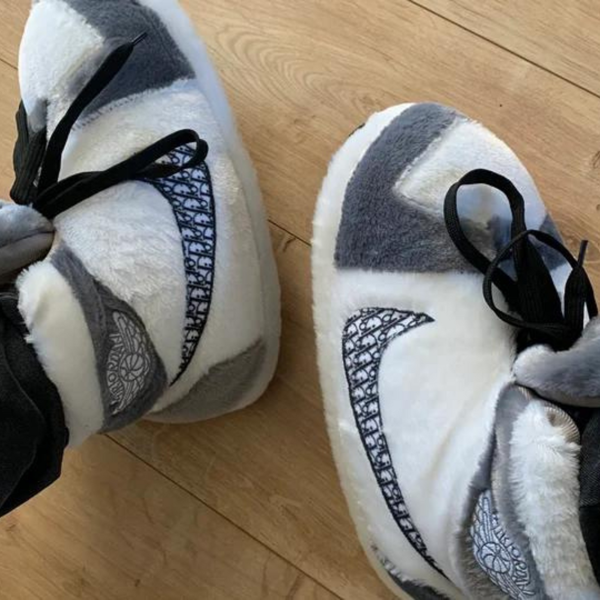 Pluche sneakerpantoffels met veters en gestikte zool, kleur wit/grijs