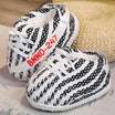Pluche sneakerpantoffels met veters en gestikte zool, kleur zwart/wit - gestreept