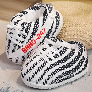 Pluche sneakerpantoffels met veters en gestikte zool, kleur zwart/wit - gestreept