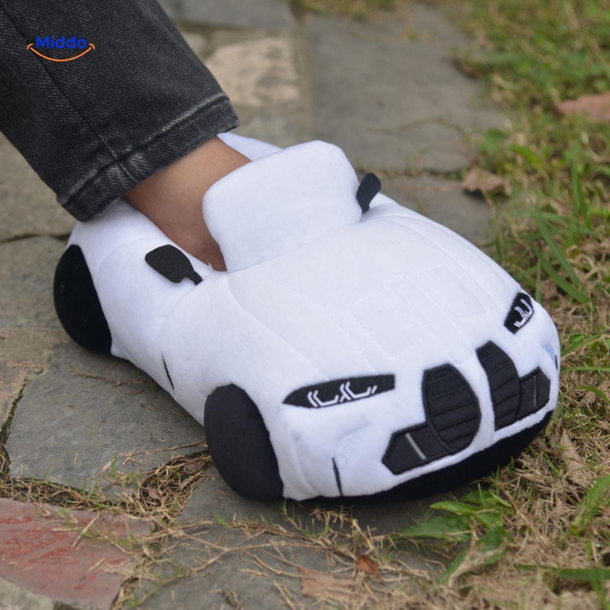 Pluche pantoffels in de vorm van een sportauto