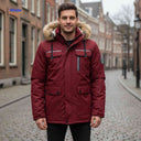 Gevoerde jas met vaste capuchon en vier ritszakken, kleur rood